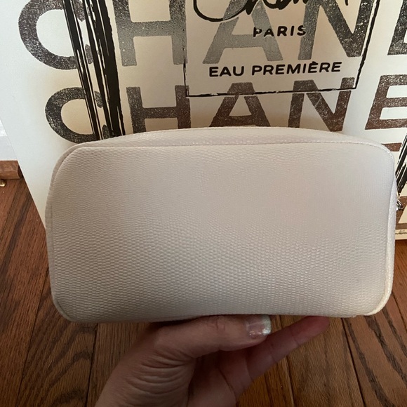 BVLGARI Perfumes Make-Up Toiletries Pouch. Large BVLGARI zipper pull. - Picture 6 of 10